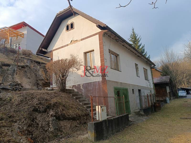 Ponúkame na predaj samostatne stojaci rodinný dom vo vyhľadávanej lokalite Sásová v Banskej Bystrici.