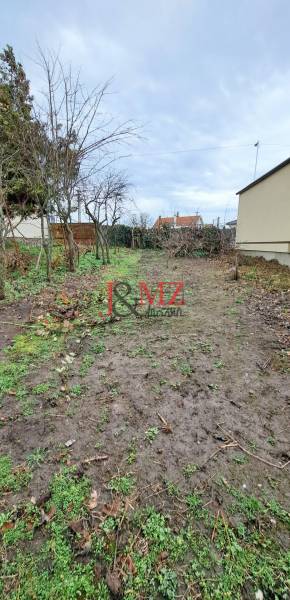 Staveb. pozemok, intravilán 1.382m2, šírka 24m, Levice