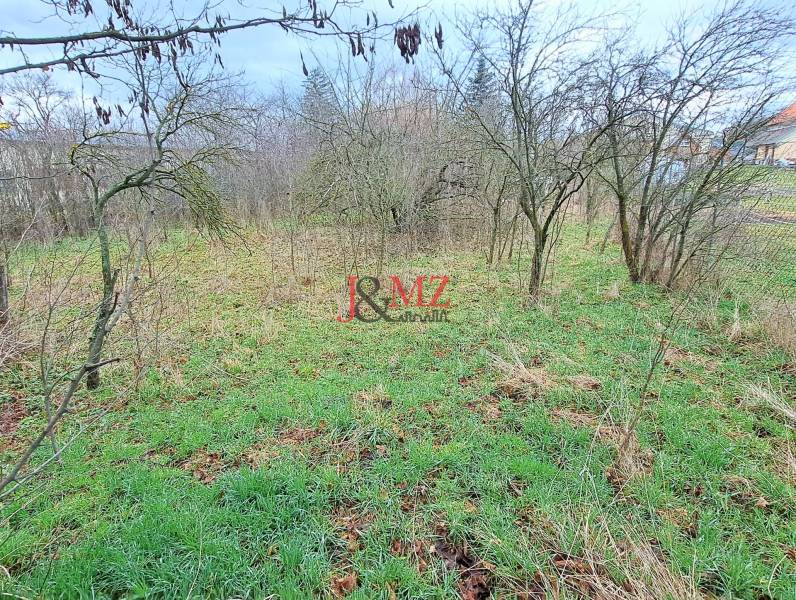Staveb. pozemok, intravilán 1.382m2, šírka 24m, Levice