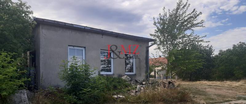 Budova s pozemkom 815 m2pg