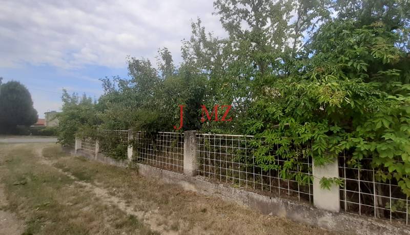 Budova s pozemkom 815 m2
