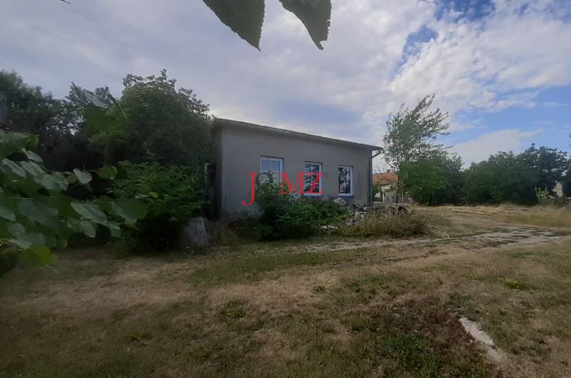 Budova s pozemkom 815 m2