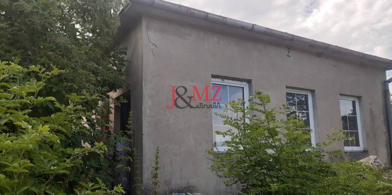 Budova s pozemkom 815 m2