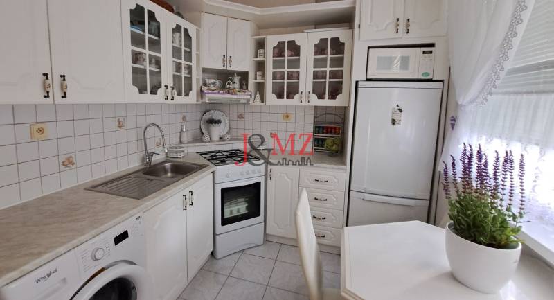 3 izbový byt, loggia 4 m2, pivnica 10 m2, Poľná ulica