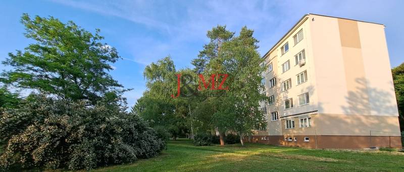 3 izbový byt, loggia 4 m2, pivnica 10 m2, Poľná ulica