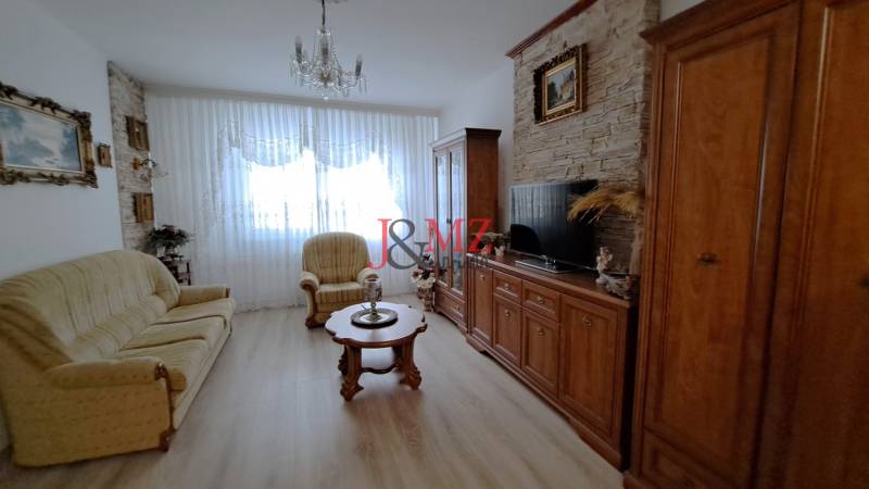 3 izbový byt, loggia 4 m2, pivnica 10 m2, Poľná ulica