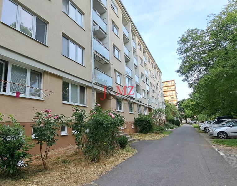 3 izbový byt, loggia 4 m2, pivnica 10 m2, Poľná ulica