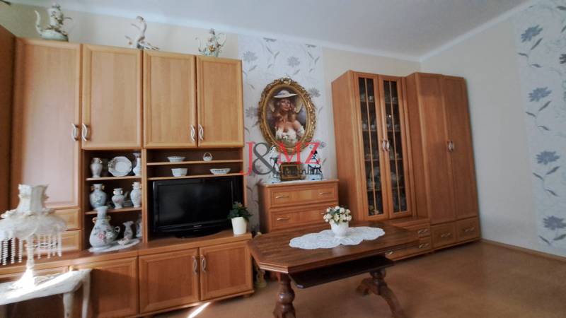 3 izbový byt, loggia 4 m2, pivnica 10 m2, Poľná ulica