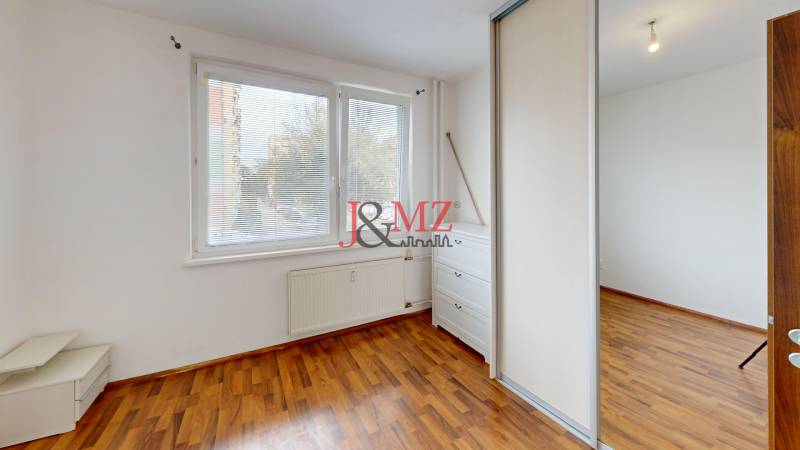 Na-predaj-3-izbovy-byt-prerobeny-na-4-izbovy-s-balkonom-vo-vyhladavanej-lokalite-Levic-Bedroom 1.jpg