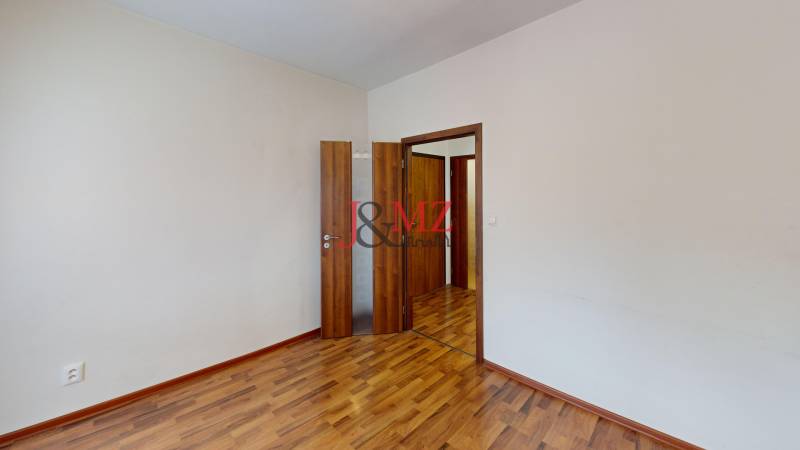 Na-predaj-3-izbovy-byt-prerobeny-na-4-izbovy-s-balkonom-vo-vyhladavanej-lokalite-Levic-Bedroom 2.jpg