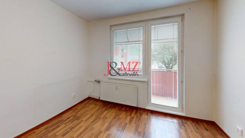 Na-predaj-3-izbovy-byt-prerobeny-na-4-izbovy-s-balkonom-vo-vyhladavanej-lokalite-Levic-Bedroom 4.jpg