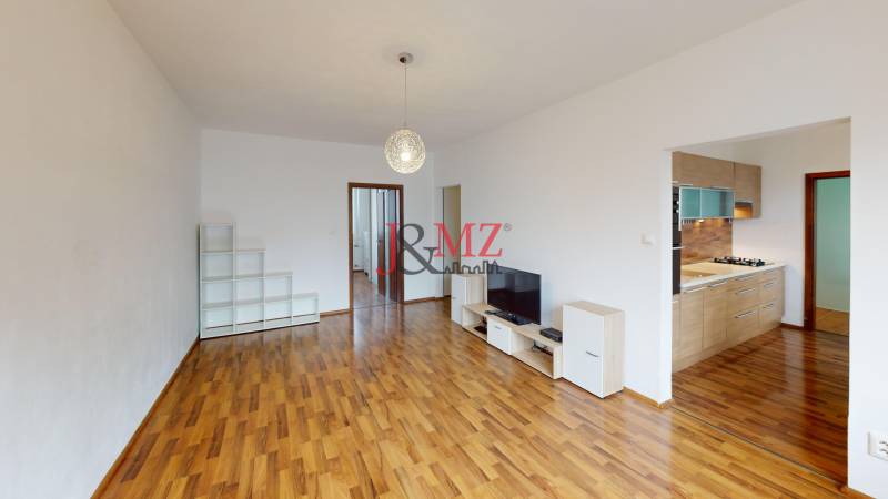 Na-predaj-3-izbovy-byt-prerobeny-na-4-izbovy-s-balkonom-vo-vyhladavanej-lokalite-Levic-Living-Room 1.jpg