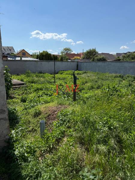 Kuzmanyho ul. Levice RD - stavbený pozemok  (3).jpg