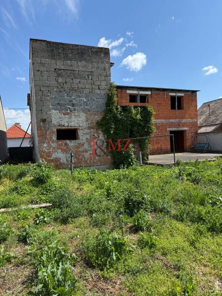 Kuzmanyho ul. Levice RD - stavbený pozemok  (5).jpg