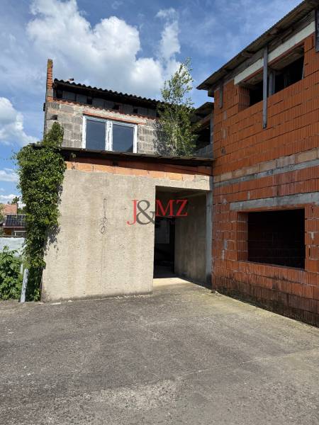 Kuzmanyho ul. Levice RD - stavbený pozemok  (9).jpg