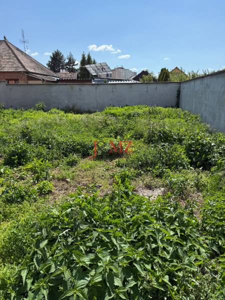 Kuzmanyho ul. Levice RD - stavbený pozemok  (7).jpg